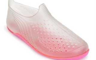 Каменистый берег моря обувь