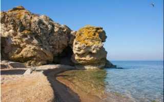 Море с песчано ракушечным пляжем