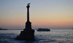 Памятник затопленным кораблям вид с моря