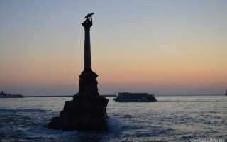 Памятник затопленным кораблям вид с моря